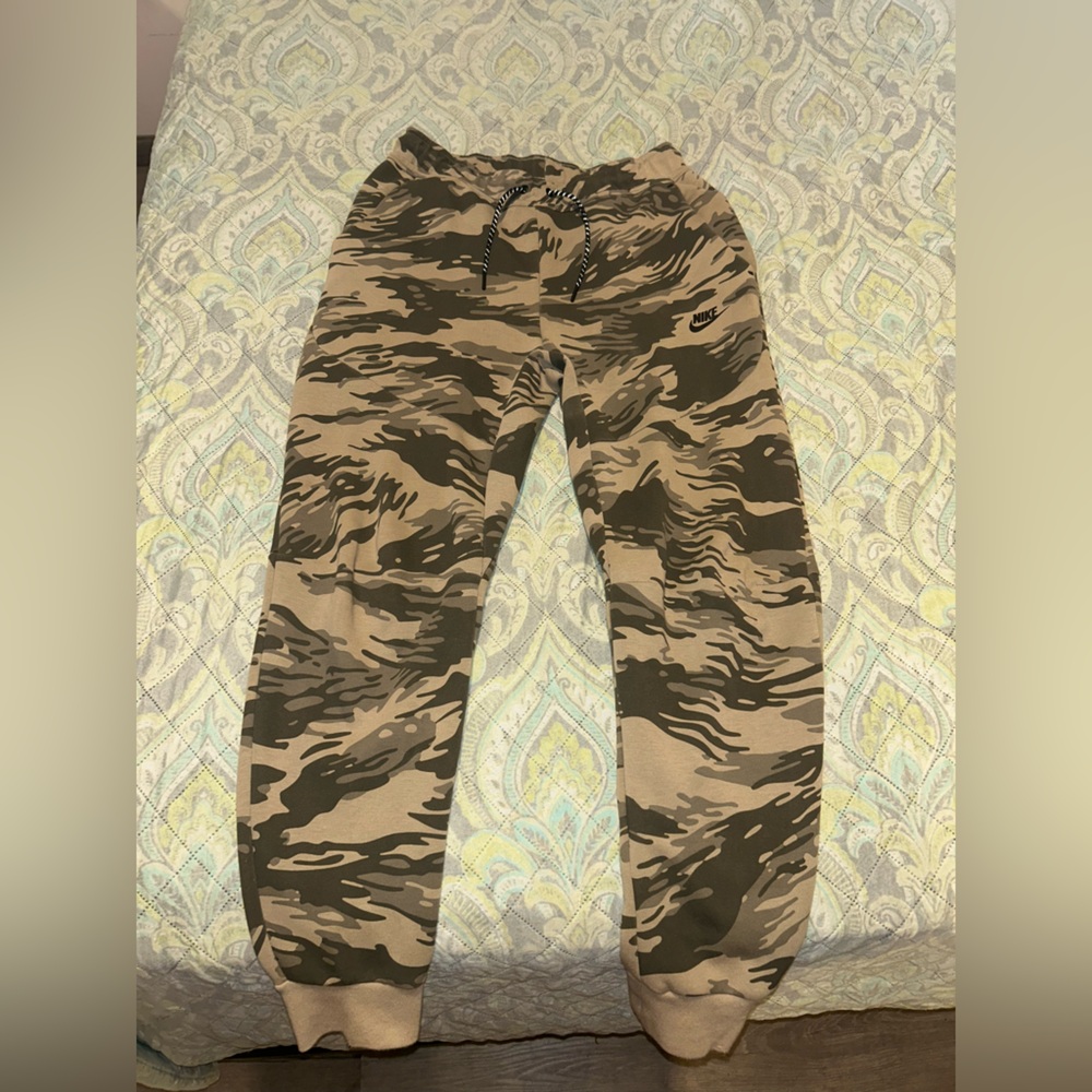 Nike Camouflage Jacket in Green and Tan - Picture 4 of 7
